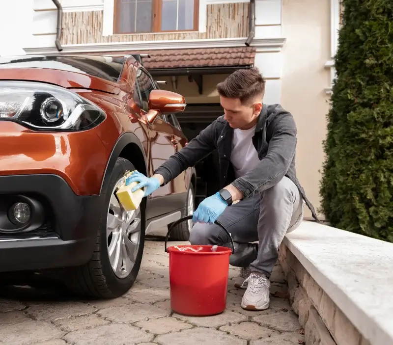 Lavage auto à domicile Langoëlan : professionnel intervenant sur un véhicule
